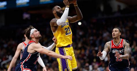 Los Angeles Lakers continue playoff surge behind big night from .